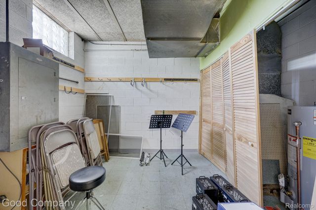 10440 W 9 Mile Road, Oak Park, MI 48237