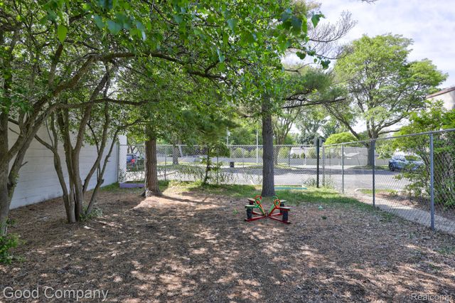 10440 W 9 Mile Road, Oak Park, MI 48237