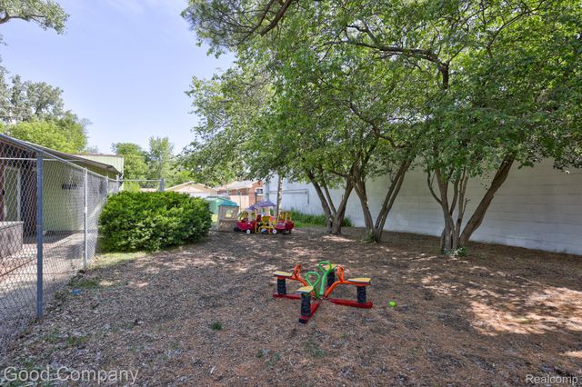 10440 W 9 Mile Road, Oak Park, MI 48237