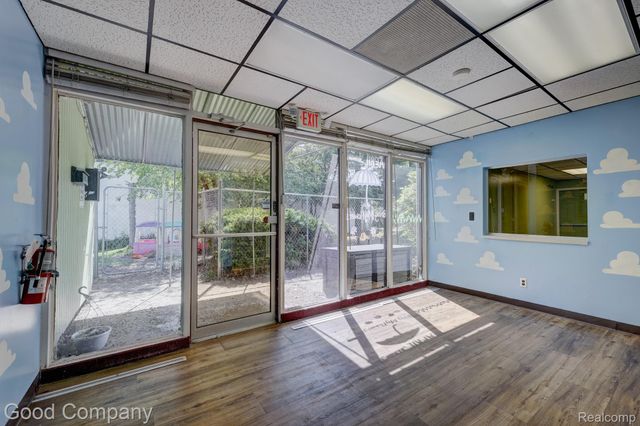 10440 W 9 Mile Road, Oak Park, MI 48237