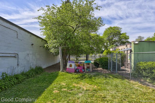 10440 W 9 Mile Road, Oak Park, MI 48237