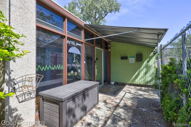 10440 W 9 Mile Road, Oak Park, MI 48237