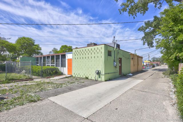 10440 W 9 Mile Road, Oak Park, MI 48237