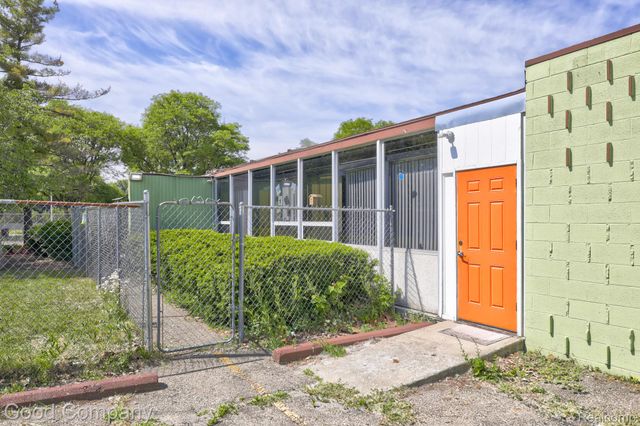 10440 W 9 Mile Road, Oak Park, MI 48237