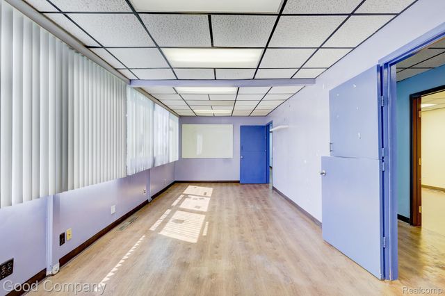 10440 W 9 Mile Road, Oak Park, MI 48237