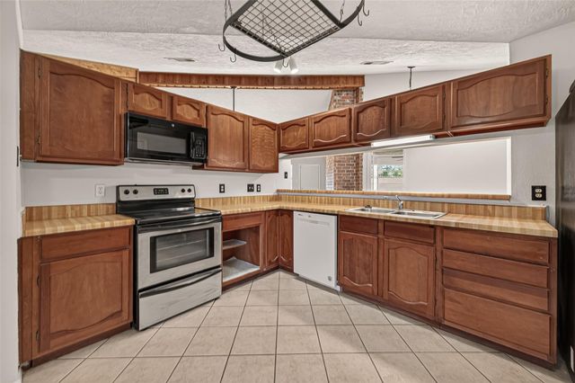 10135 Shell Rock Road, La Porte, TX 77571