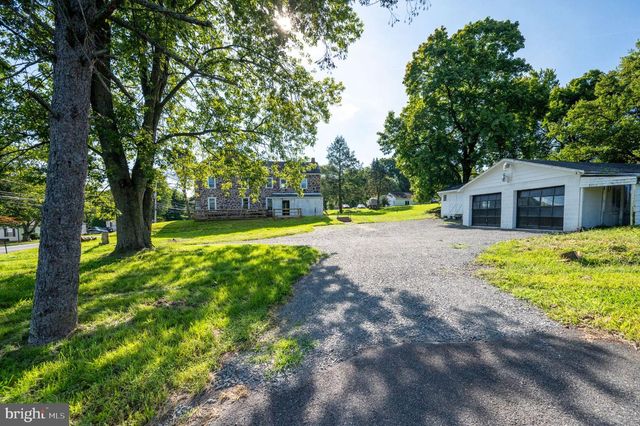 1236 E MAIN ST, Douglassville, PA 19518