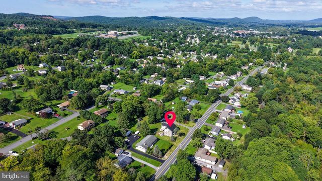 1236 E MAIN ST, Douglassville, PA 19518