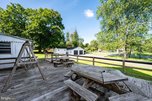 1236 E MAIN ST, Douglassville, PA 19518