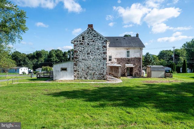 1236 E MAIN ST, Douglassville, PA 19518