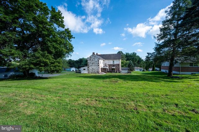 1236 E MAIN ST, Douglassville, PA 19518