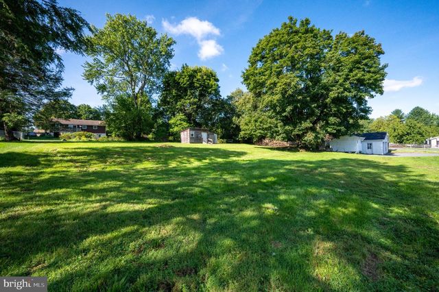 1236 E MAIN ST, Douglassville, PA 19518