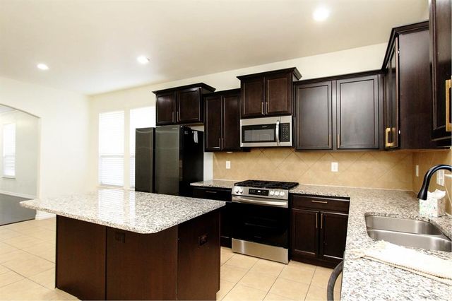 4008 Millers Creek Lane, Mustang, OK 73064