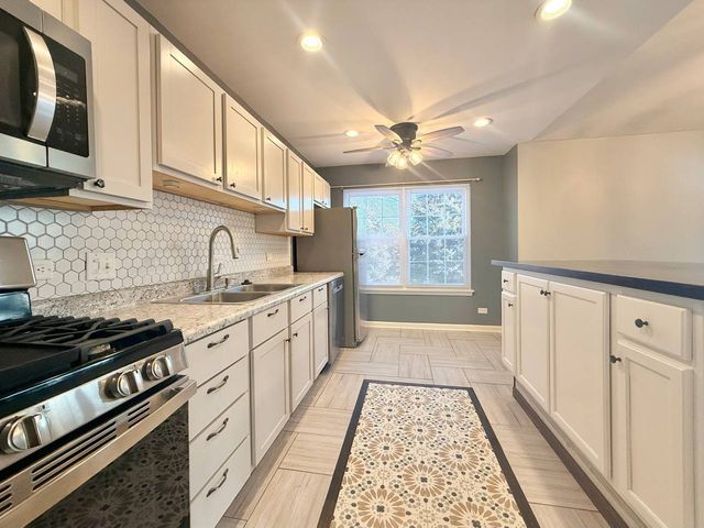 433 Gloria Lane 433, Oswego, IL 60543