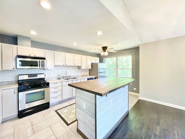 433 Gloria Lane 433, Oswego, IL 60543