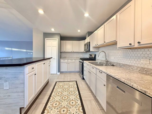 433 Gloria Lane 433, Oswego, IL 60543