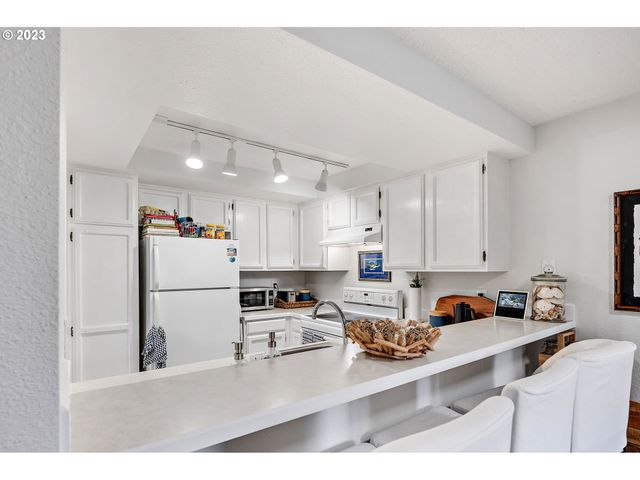 30 Crestfield Ct, Lake Oswego, OR 97035