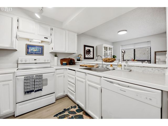 30 Crestfield Ct, Lake Oswego, OR 97035