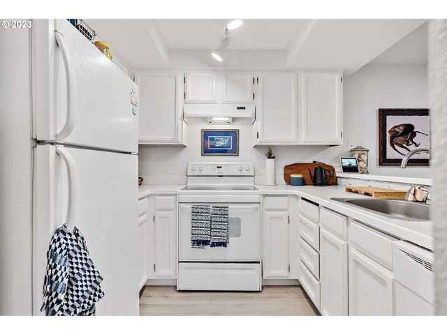 30 Crestfield Ct, Lake Oswego, OR 97035