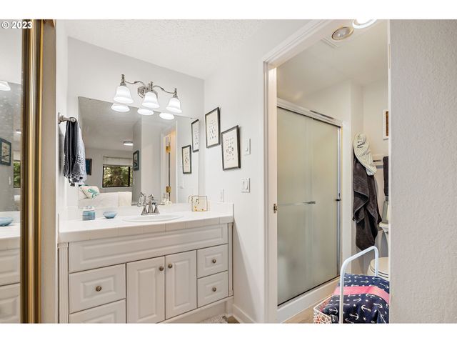 30 Crestfield Ct, Lake Oswego, OR 97035