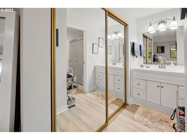 30 Crestfield Ct, Lake Oswego, OR 97035
