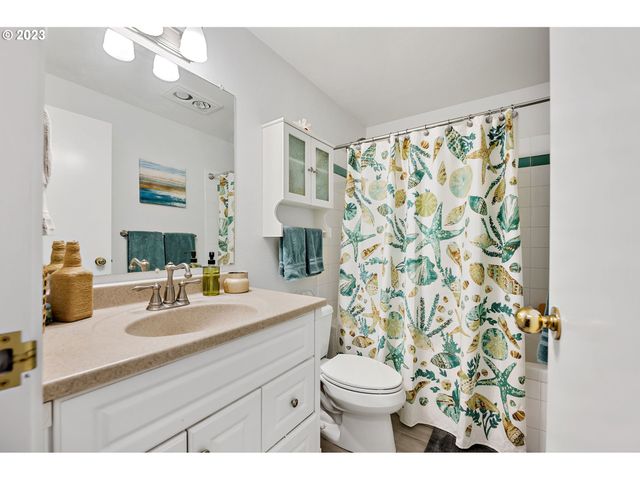 30 Crestfield Ct, Lake Oswego, OR 97035