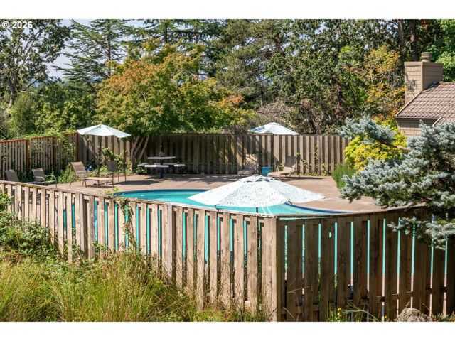 30 Crestfield Ct, Lake Oswego, OR 97035
