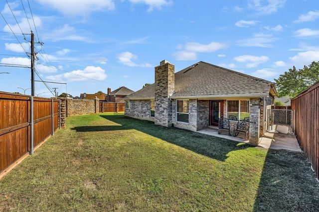 2211 Stennett Drive, Arlington, TX 76006