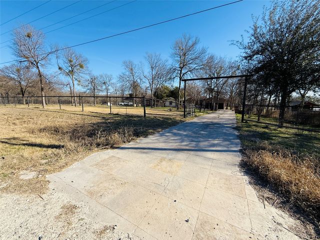 529 NW Private Road 147 Road, Rice, TX 75155