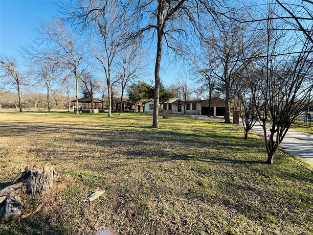 529 NW Private Road 147 Road, Rice, TX 75155