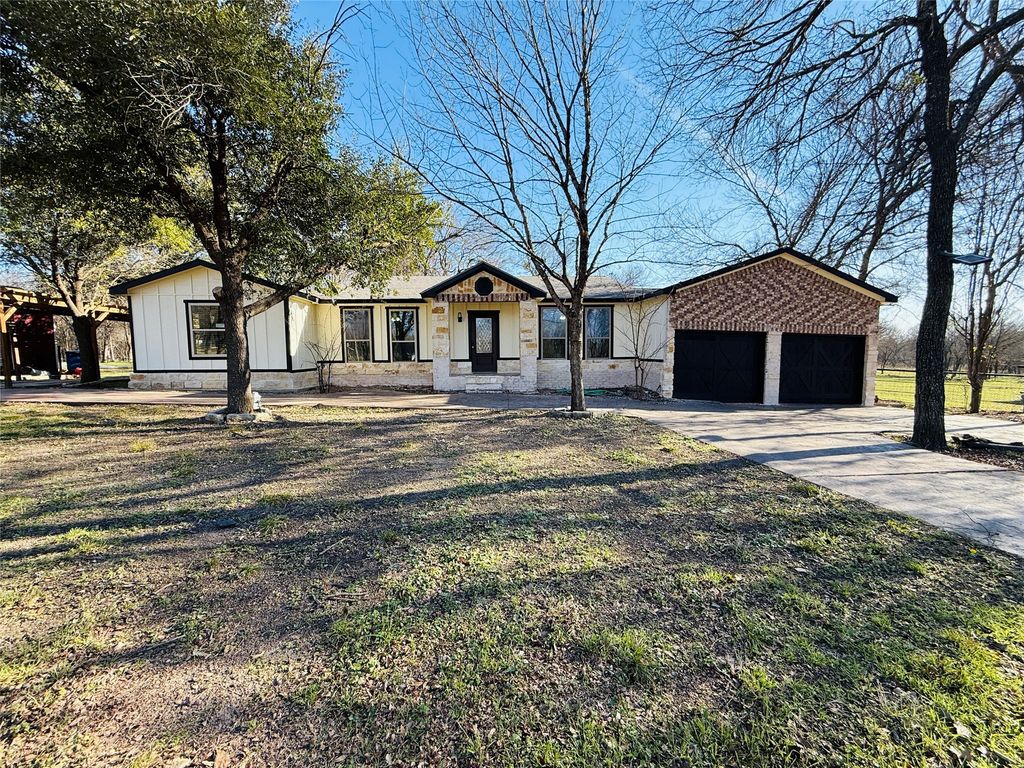 529 NW Private Road 147 Road, Rice, TX 75155