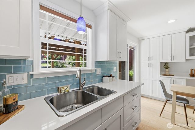 8425 18th Avenue SW, Seattle, WA 98106