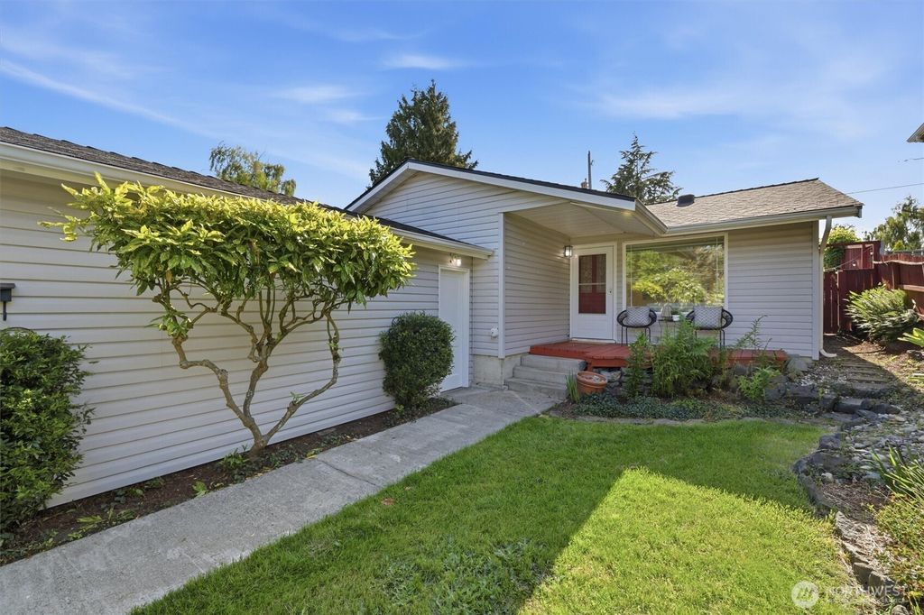8425 18th Avenue SW, Seattle, WA 98106
