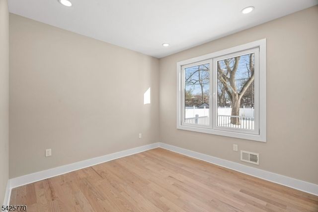 12 Western Dr, Fair Lawn Boro, NJ 07410