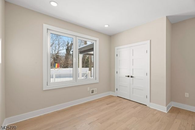 12 Western Dr, Fair Lawn Boro, NJ 07410