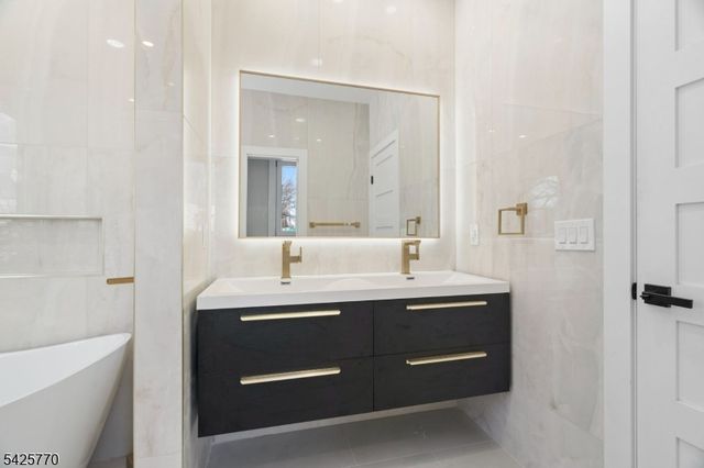 12 Western Dr, Fair Lawn Boro, NJ 07410