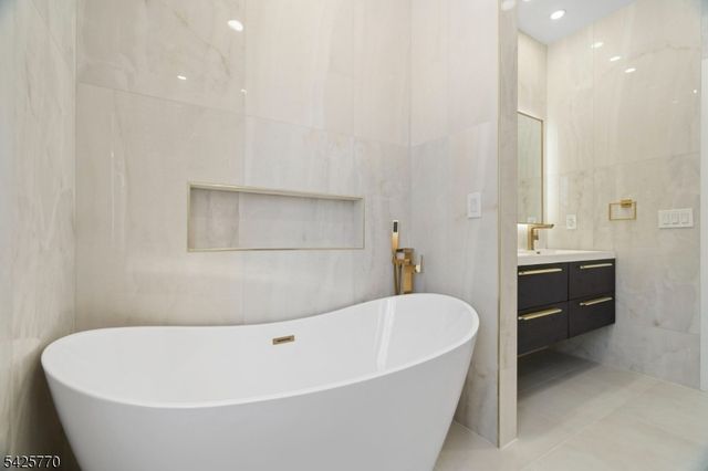 12 Western Dr, Fair Lawn Boro, NJ 07410