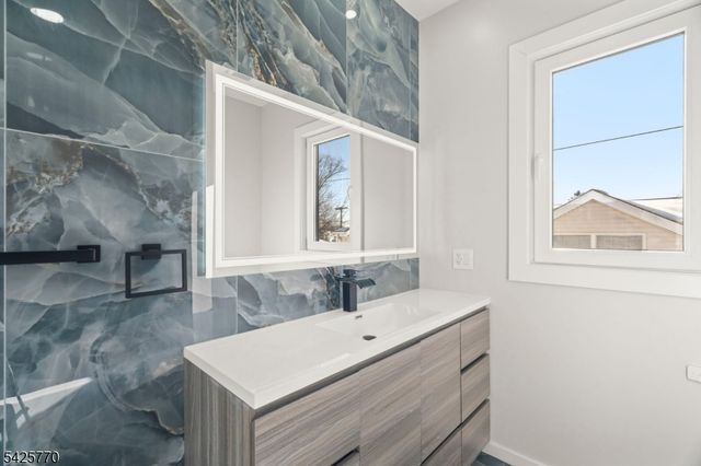 12 Western Dr, Fair Lawn Boro, NJ 07410