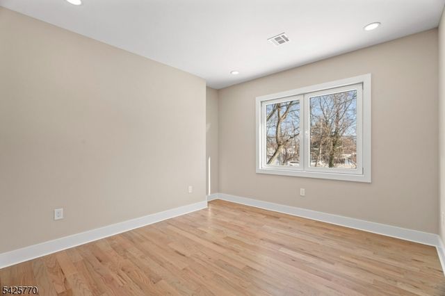 12 Western Dr, Fair Lawn Boro, NJ 07410