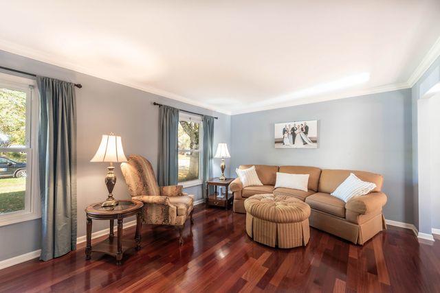 1533 Banbury Avenue, St. Charles, IL 60174