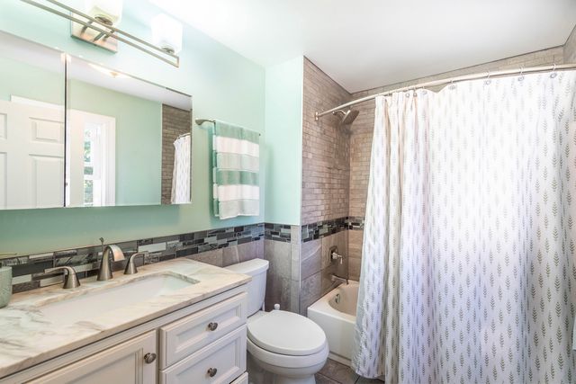 1533 Banbury Avenue, St. Charles, IL 60174