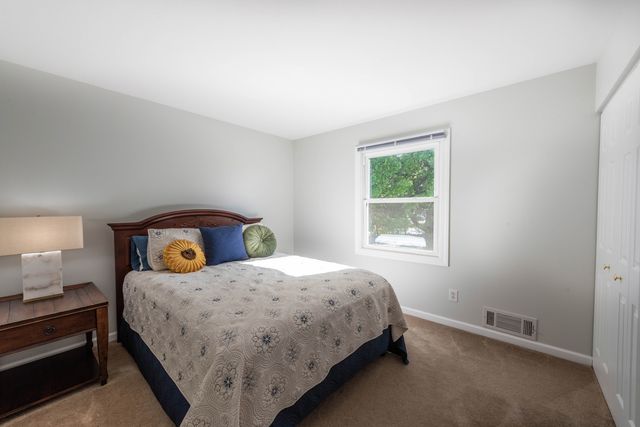 1533 Banbury Avenue, St. Charles, IL 60174