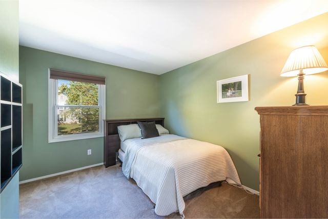 1533 Banbury Avenue, St. Charles, IL 60174