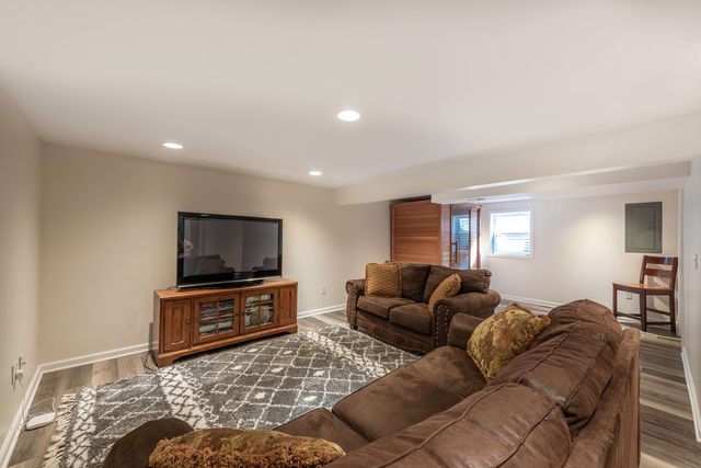 1533 Banbury Avenue, St. Charles, IL 60174