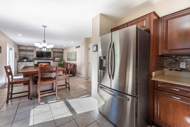 1533 Banbury Avenue, St. Charles, IL 60174