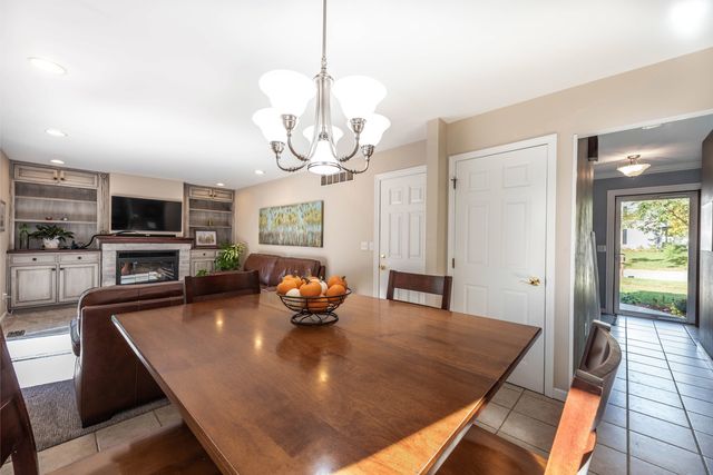 1533 Banbury Avenue, St. Charles, IL 60174