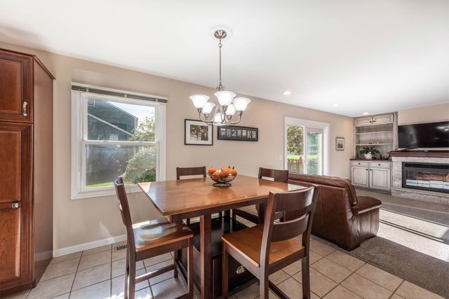 1533 Banbury Avenue, St. Charles, IL 60174