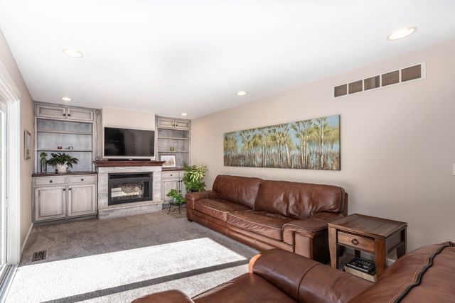 1533 Banbury Avenue, St. Charles, IL 60174