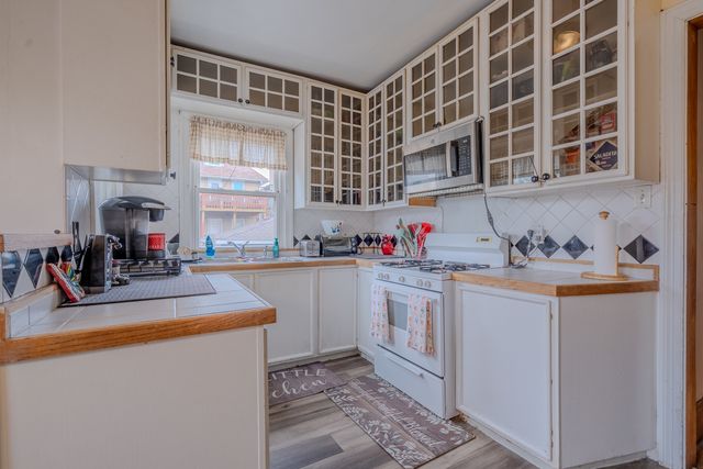 4012 W Eddy Street, Chicago, IL 60641