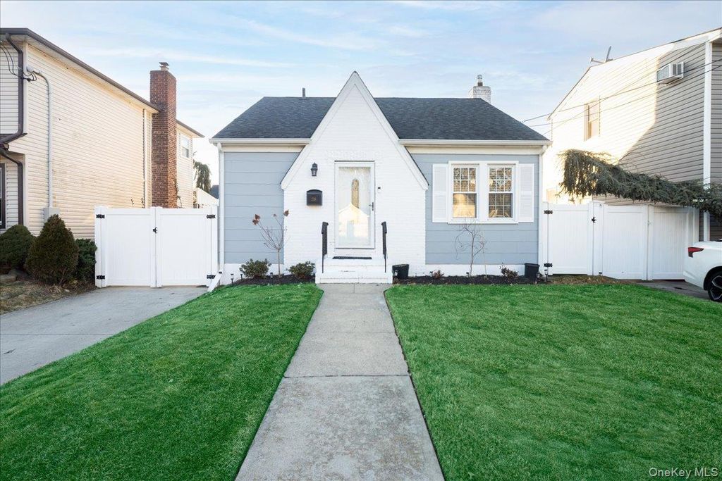 238 Jefferson Street, Franklin Square, NY 11010